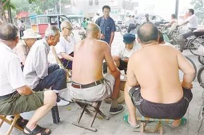 一到夏天就脱掉上衣的“膀爷”，曾是北京一道“亮丽的风景线”